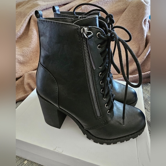 NWOT black boots 9 - Picture 4 of 7